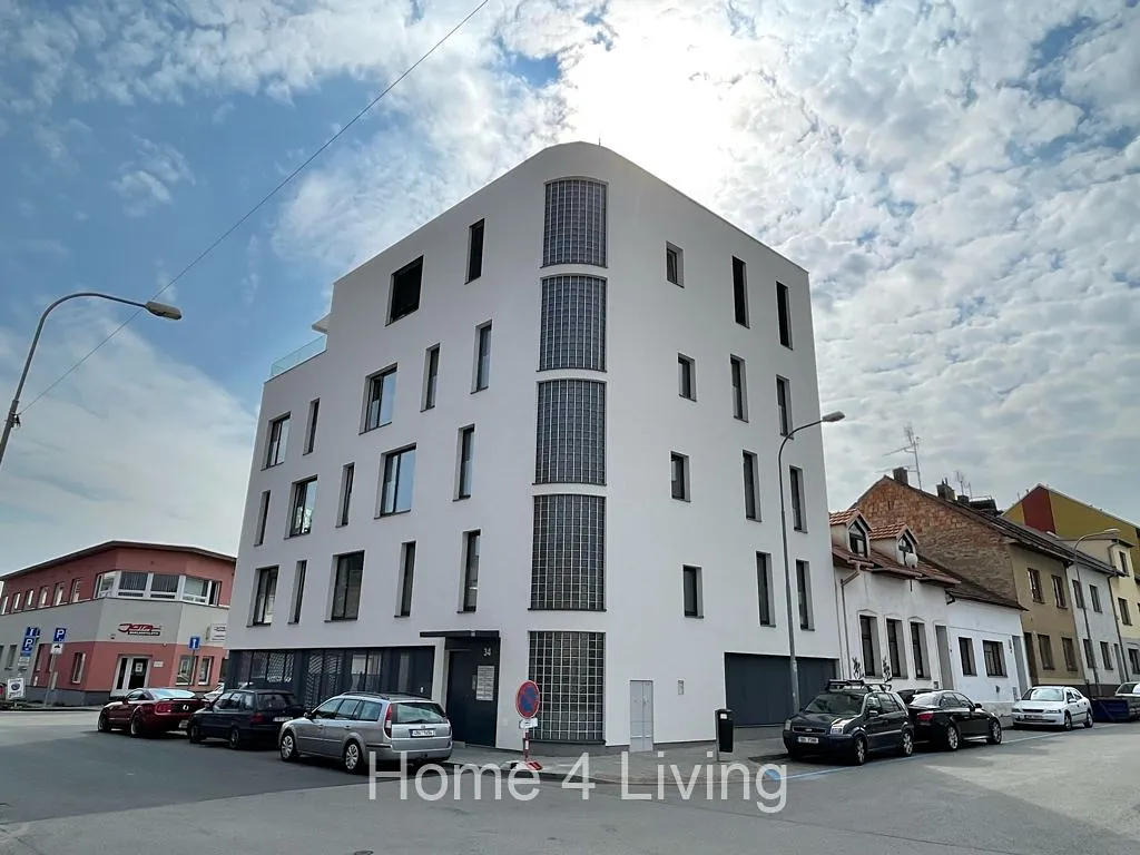 Pronájem garážového stání 18 m²